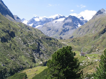 Il rifugio Franz-Senn-Hutte nella parte finale della Oberbergtal.