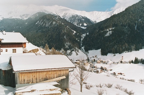 Vista invernale del paese di Navis.