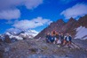 Foto di gruppo sulla forcella di Fellaria (sullo sfondo la vedretta Scerscen Inferiore). [FOTO INGRANDITA NON DISPONIBILE]