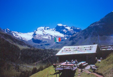 Val Viola Bormina: Baita Altumeira, sullo sfondo la vedretta di Dosd e cima Viola.