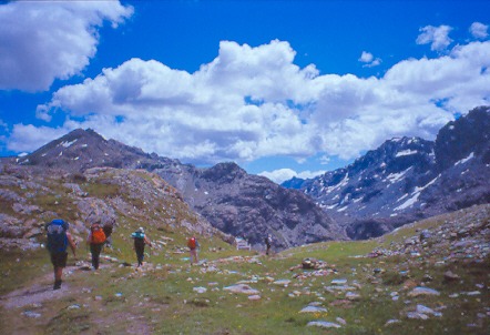 In cammino verso il rifugio Bignami (nei pressi del rifugio stesso).