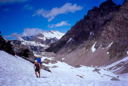 In salita verso la forcella di Fellaria (sullo sfondo la vedretta Scerscen Inferiore).