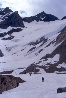 In cammino verso il rifugio Marinelli, sullo sfondo la vedretta di Caspoggio.