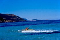 In azione sulla canoa, nei pressi della spiaggia di Ostriconi.