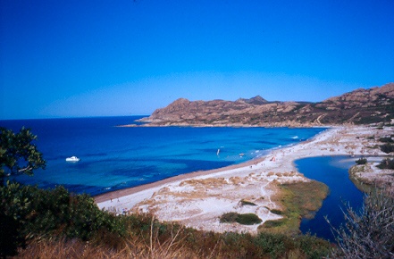 La spiaggia di Ostriconi, nei pressi del campeggio.