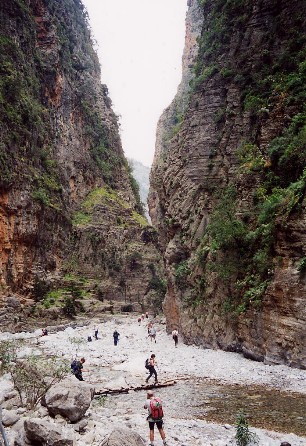 Creta: Attraversamento del torrente nelle gole di Samaria.