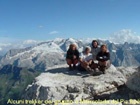 Gruppo sul Piz Bo, sullo sfondo la Marmolada.