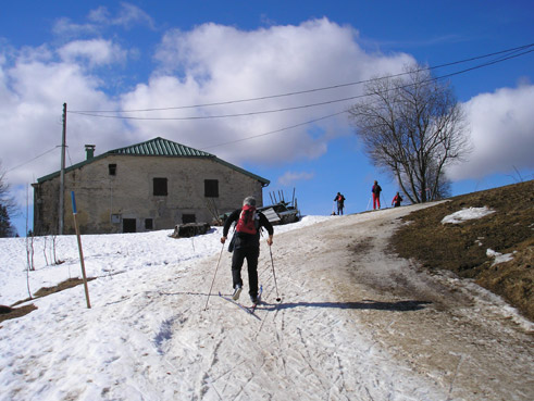 Sempre con gli sci ai piedi, anche nei punti dove la neve scarseggia.