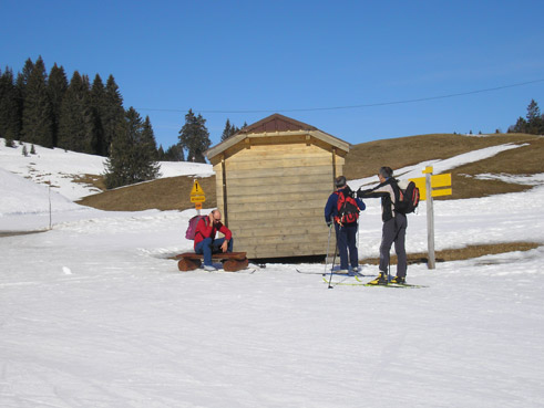 Pausa durante il cammino con gli sci verso La Pesse.