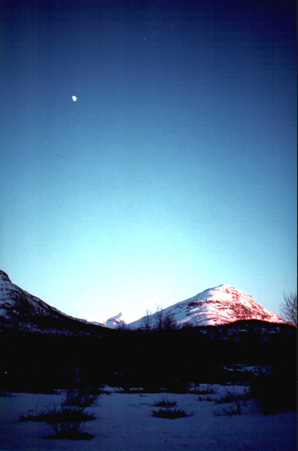 Ore 22:00, il sole ancora non tramonta (dal rifugio Abiskojaure).