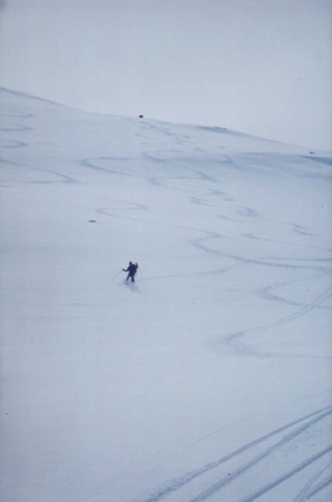 Tracce di curve in telemark alla fine della discesa dal ghiacciaio Hardangerjokulen.