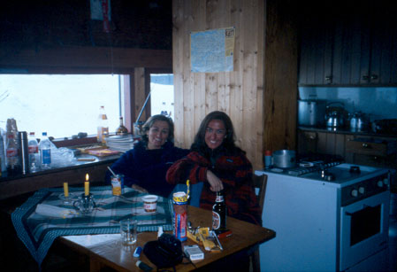 Relax all'interno del rifugio Kjeldebu.