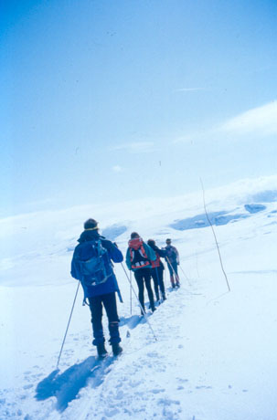 Con gli sci, uno sguardo verso il ghiacciaio dell'Hardangerjokulen.