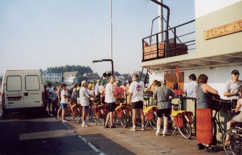 Olanda: in attesa del traghetto per attraversare un canale.