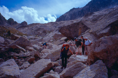 In discesa sui massi, dal Coll de Monestero verso il rifugio Amitges.