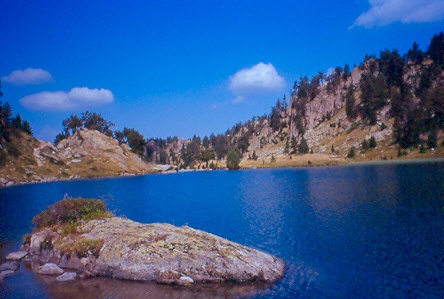 Sulla riva dell'estanh Redon, lungo il percorso verso il rifugio Colomers.