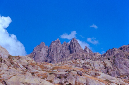 Le Agulles de Travessani, viste dal rifugio Ventosa.