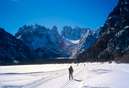 Sul Lago di Landro, verso Cortina. Sullo sfondo il Gruppo del Cristallo.