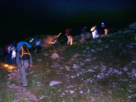 In salita verso il Velino con le lampade frontali accese.