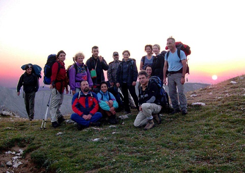 Foto di gruppo lungo la salita verso il Velino, alle prime luci dell'alba.