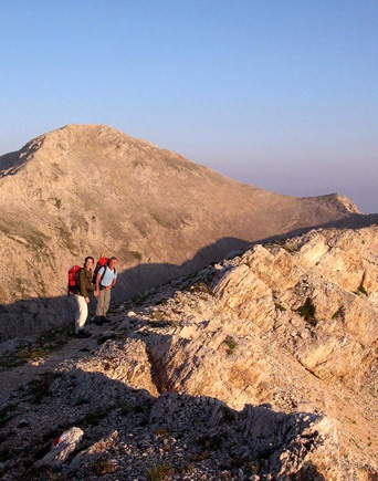 In cammino lungo la cresta che porta alla cima del Velino (sullo sfondo).