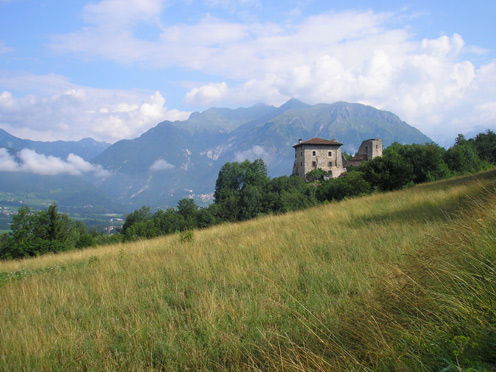 Castel Spine (Val Giudicarie - Trentino), sullo Sfondo le Dolomiti del Brenta.