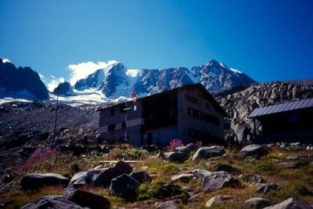 Il Rifugio Denza con alle spalle Cima Presanella e Cima di Vermiglio.