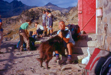 Pirenei: un saluto al cane del rifugio, prima della partenza da Colomers.